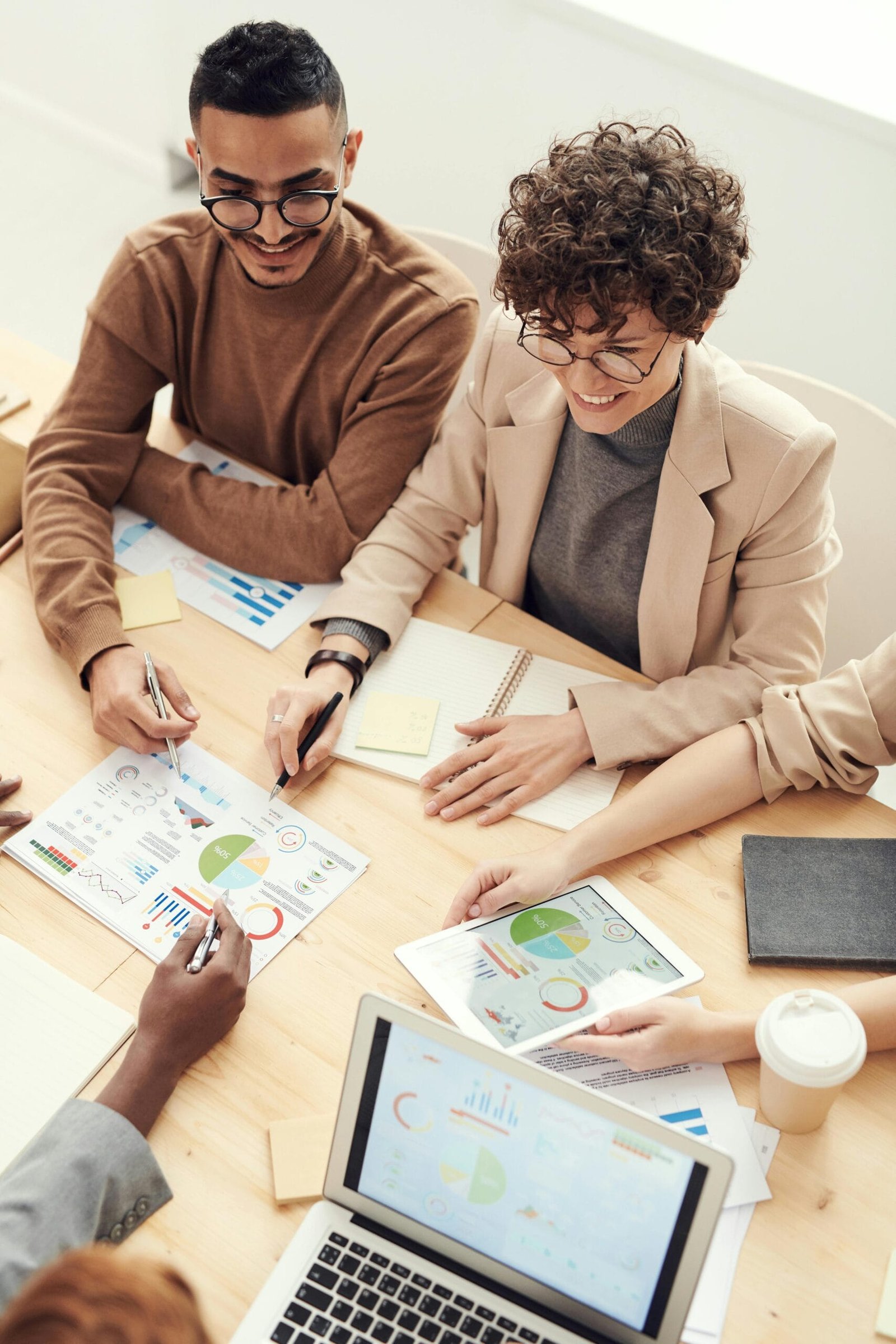 Frau und Mann nebeneinander in einem Gruppen-Meeting